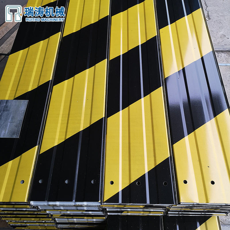 鍍鋅18公分黃黑踢腳板兩側(cè)開孔圖